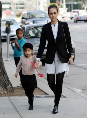 Jessica-Alba-et-sa-fille-Honor-a-Los-Angeles-le-18-decembre-2011_portrait_w674.jpg
