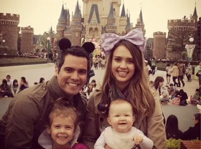jessica-alba-se-rend-en-famille-au-park-d-attraction-disneyland-tokyo-pour-les-vacances.jpg