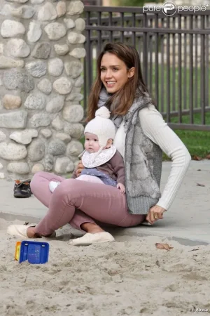 793274-jessica-alba-epanouie-en-maman-poule-637x0-5.jpg