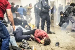 4429794_7_4714_des-manifestants-a-terre-apres-l-intervention_681e9c785a3f11444c544b0a5631466f.jpg
