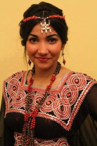 La tenue kabyle avec AZA sur le beau front..jpg