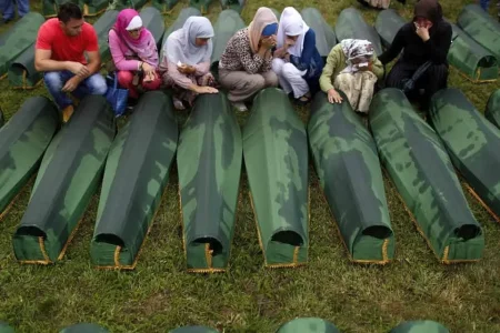 commemoration-du-genocide-de-Srebrenica.-Photo-legende-961-641_scalewidth_961.jpg