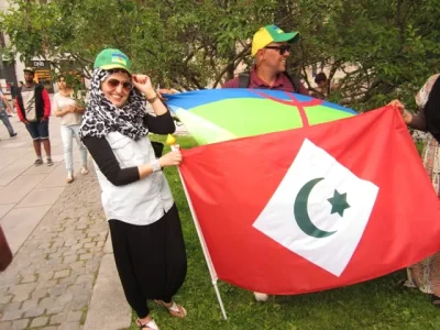 Devant le Parlement Norvègien - Oslo _ 050714.jpg
