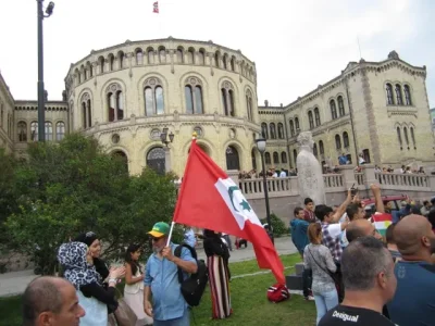 Devant le parlement Norvègien - Oslo 050714.jpg