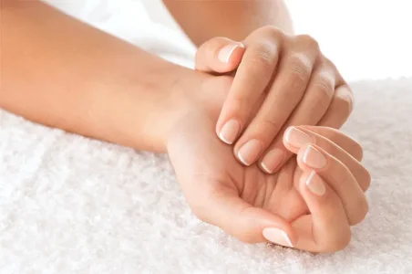 vernis-french-manucure-.gif