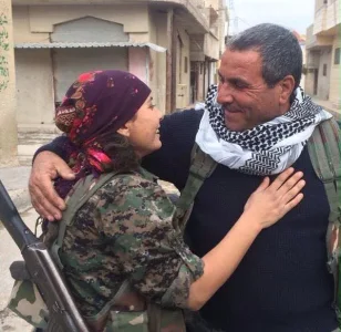 Fille kurde avec son père en guerre contre Da3esh..jpg