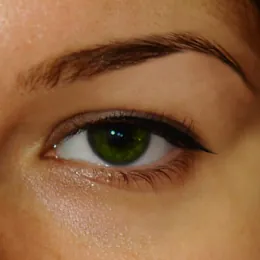maquillage_paupiere_tombante_erreur_eyeliner_oeil_ouvert.jpg