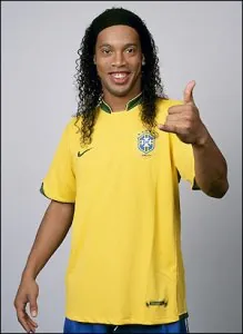 ronaldinho-signe-au-milan-ac.jpg