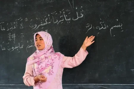 yan-teaching-arabic.jpg