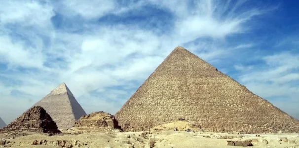 13585573-desintox-ce-facteur-normand-qui-aurait-perce-le-secret-des-pyramides.jpg