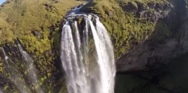 13556327-video-des-images-de-cascade-a-couper-le-souffle-vues-de-drone.png