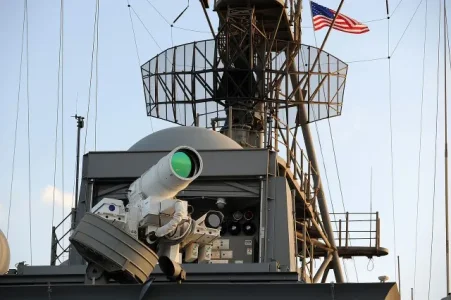 Laser_Weapon_System_aboard_USS_Ponce_AFSBI-15_in_November_2014_05-640x426.jpg