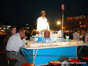 Jemaa_El_Fna_stand_soupes_d_escargots.jpg
