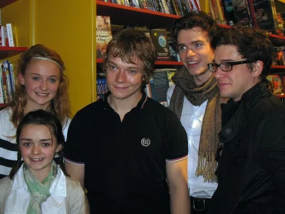 aisie_Williams%2C_Sophie_Turner%2C_Alfie_Allen%2C_Richard_Madden_and_Kit_Harington_%28cropped%29.jpg