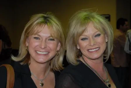 parent-lookalike-blonde-women.jpg