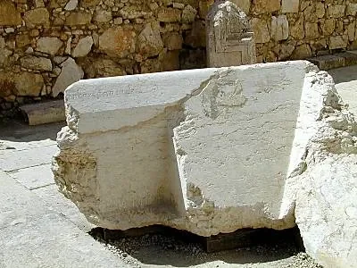 Pierre_inscrite_concernant_l_emplacement_du_trompettiste_tb_.jpg