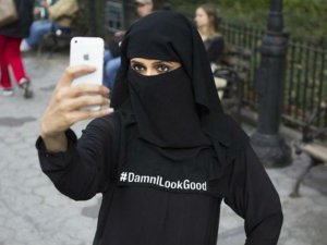 DamnILookGood-le-projet-qui-incite-les-femmes-a-prendre-des-selfies-voilees.jpg