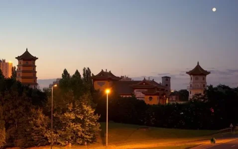 Evry - Pagode Khanh-Anh Evry - Soir de pleine lune 01.jpg