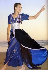 Karima adebib en caftan bleu.jpg